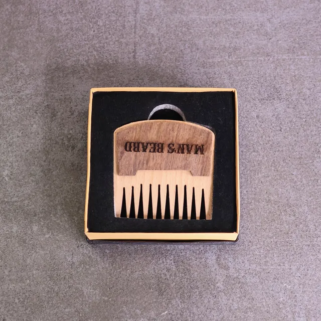 man-s-beard-peigne-barbe-bois-6x6cm-barbes-paisses image 1