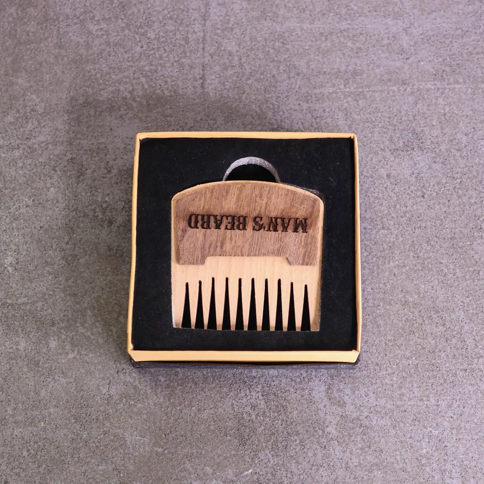 man-s-beard-peigne-barbe-bois-6x6cm-barbes-paisses image 1