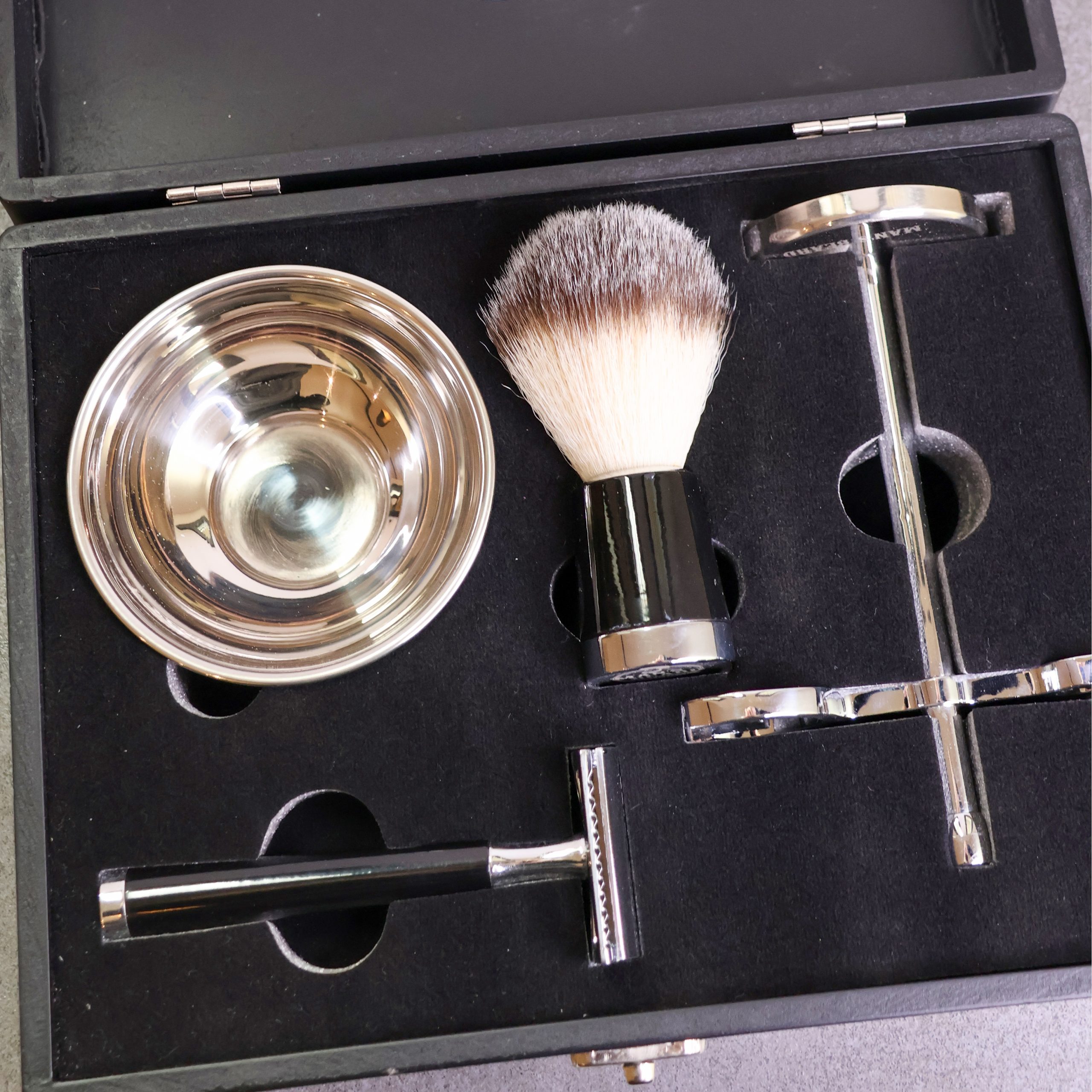 man-s-beard-coffret-noir-rasoir-kit-rasage-4-pi-ces image 1