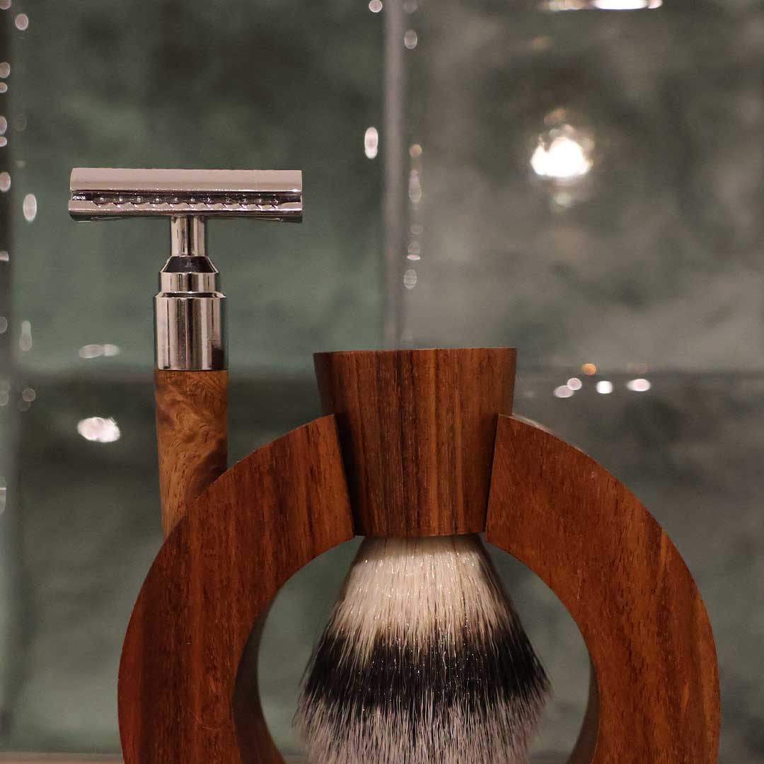 man-s-beard-kit-rasoir-rond-bois-blaireau-pr-sentoir image 2