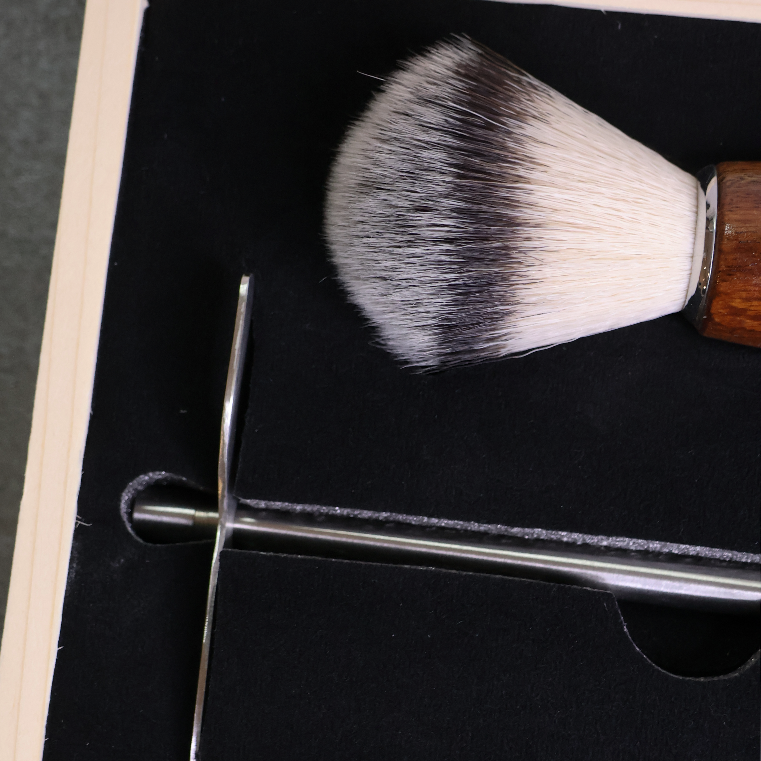 man-s-beard-coffret-bois-shavette-kit-rasage-blaireau image 2