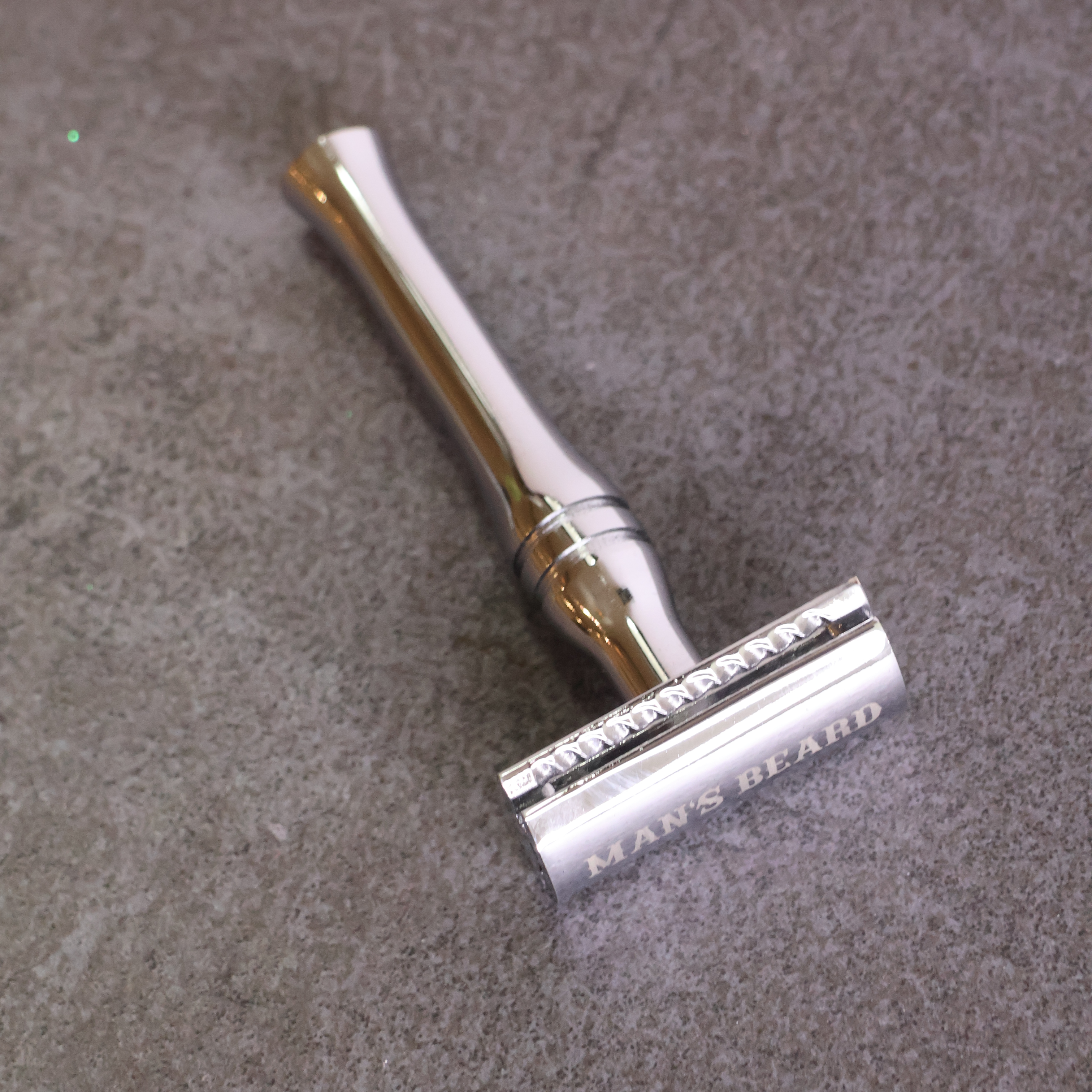 man-s-beard-rasoir-silver-stripe-acier-gris-housse-5-lames image 1