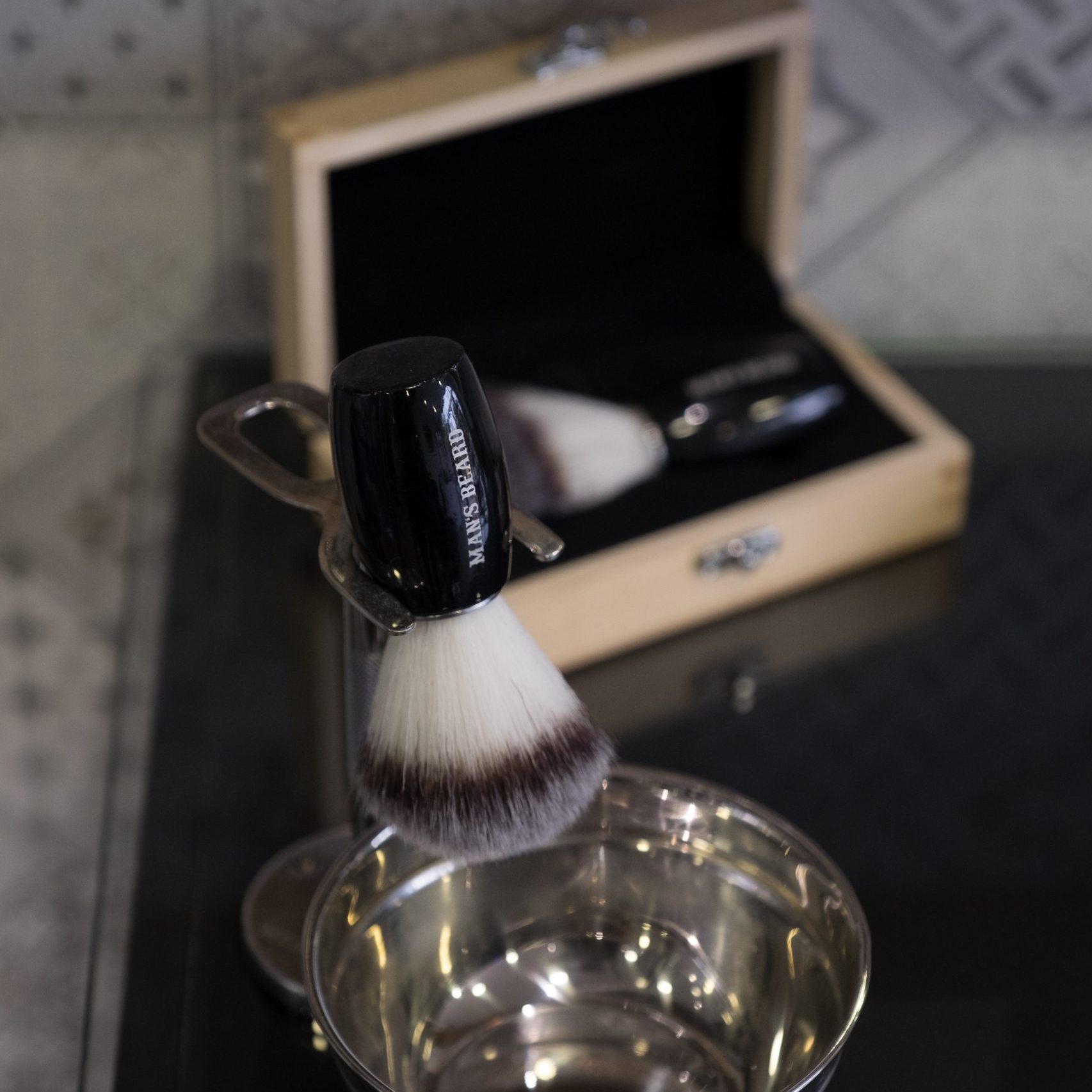 man-s-beard-blaireau-bo-te-en-bois-mousse-nylon-synth-tique image 4