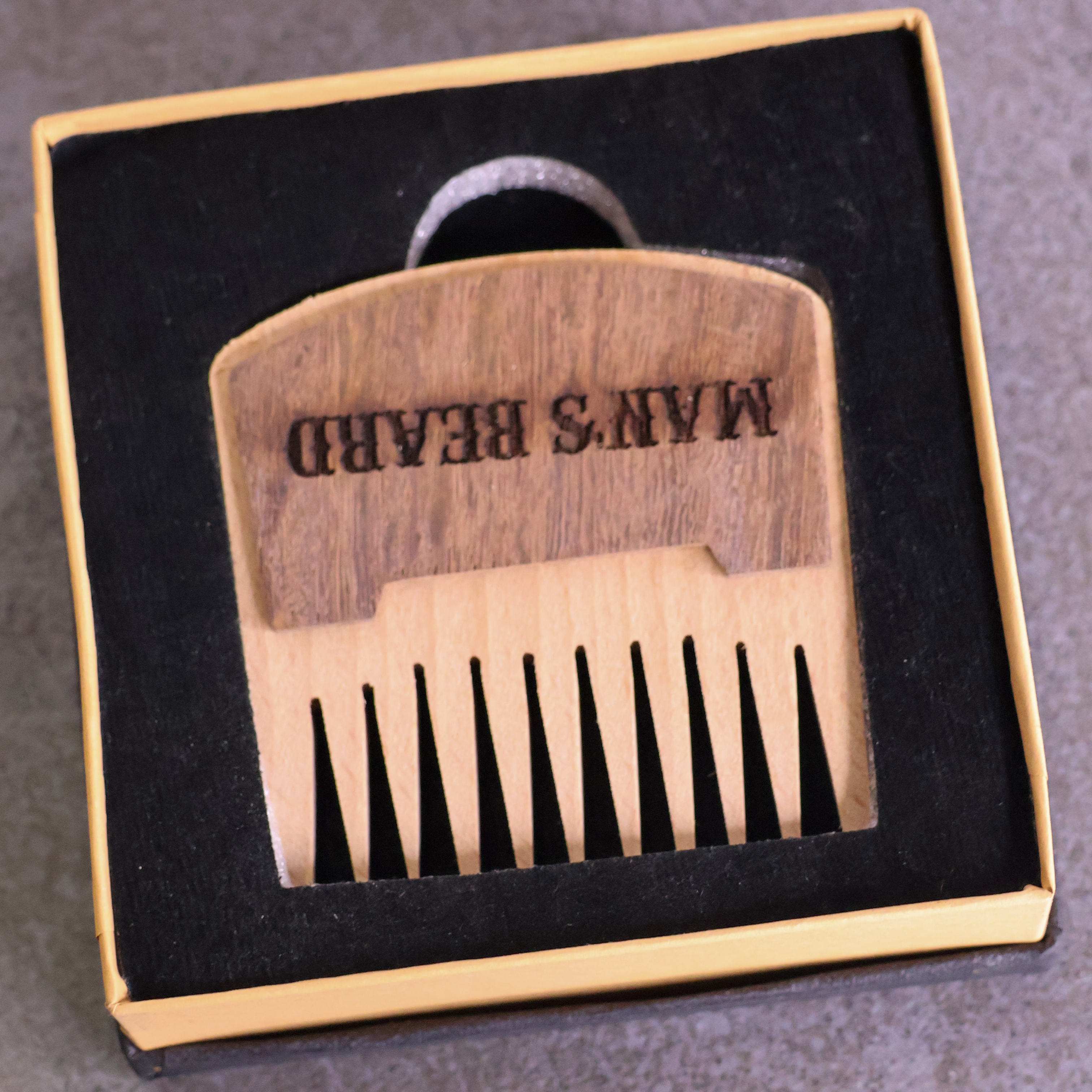man-s-beard-peigne-barbe-bois-6x6cm-barbes-paisses image 3